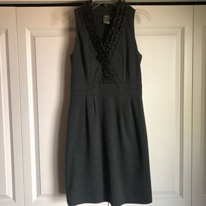 Dress w neck ruffle detail